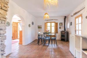 a kitchen and dining room with a table and chairs at Casa Lucía - Off grid vakantiehuisje - Puerto Mika in Torviscón