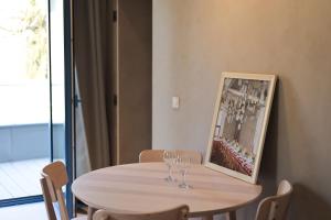 a table with two wine glasses and a picture at Casa Brutarului in Timişoara