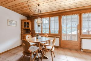 a dining room with a table and chairs at Alpine Apartment by Carista Homes in Habkern