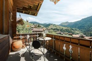 a balcony with chairs and a table and a view at Alpine Apartment by Carista Homes in Habkern