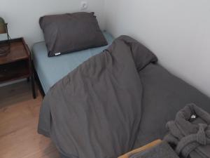 a bed with a comforter on it in a room at OV815- Chalet Eveline in Blokzijl