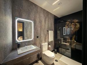 ein Badezimmer mit Toilette, Waschbecken und Spiegel in der Unterkunft Hotel Reset in Madrid