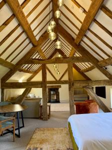 ein Schlafzimmer mit Holzdecke, einem Bett und einem Tisch in der Unterkunft Three Cocks Hotel in Brecon