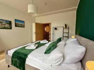 a bedroom with a bed with green and white pillows at Stilvolles Apartment Eigenständiger Check-in in Dessau