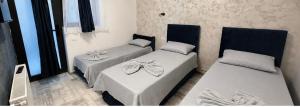 a room with two beds with bows at Ana L2 in Constanţa