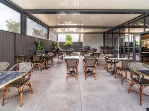 an empty dining room with tables and chairs at ibis Styles Castelnaudary in Castelnaudary