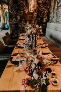 a long wooden table with plates of food and flowers at Christians Weinblick in Mehrnbach