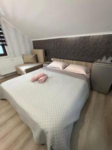 a bedroom with a bed with a pink towel on it at Ana L2 in Constanţa