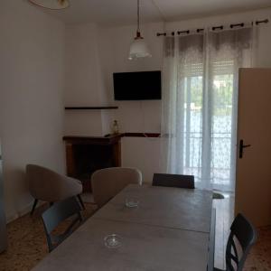 a dining room with a table and chairs and a window at Casa Blu in Piediluco