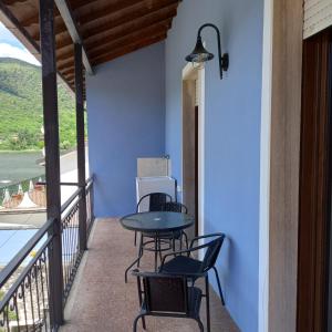 a patio with a table and chairs on a balcony at Casa Blu in Piediluco