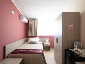 a small room with a bed and a window at Le camere di Gaudré in Battipaglia