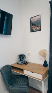 a desk in a room with a chair at Guesthouse Gacka idila in Otočac