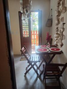 a dining room with a table and chairs and a door at Casa pénareia in Amontada