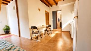 a kitchen and living room with a table and chairs at DomusCavadas in Porto