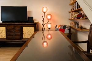 a living room with a table with lights on it at Jack&Lily's in Évora