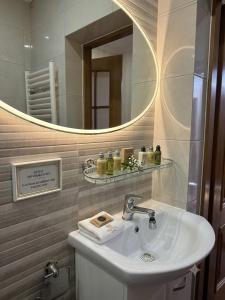 a bathroom with a sink and a mirror at Hôtel Baldei in Chişinău