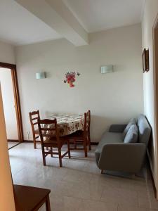 a living room with a couch and a table at Sol e Praia in Figueira da Foz