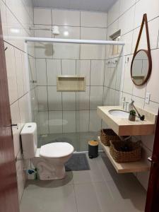 a bathroom with a toilet and a sink at Casa completa 3 quartos in Sinop +11 photos