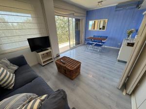 a living room with a couch and a table at Mare Nostrum 143 in Torroella de Montgrí