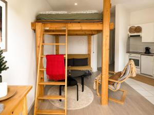 a room with a bunk bed and a table and chairs at Petit Canada - Studio à louer in Champex