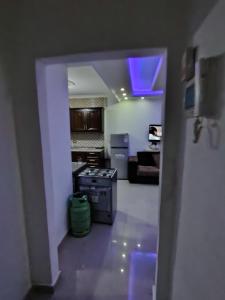 Blick in eine Küche mit Herdplattenofen in der Unterkunft شقة ريماس in Irbid