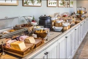 a buffet line with many different types of food at hotel manjushree in Pachmarhī