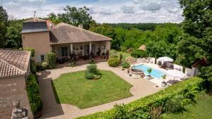 an aerial view of a house with a swimming pool at La Demeure du Bord'Ô in Lagruère
