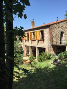 an external view of a stone house with a yard at Villa Delphina in Vernet-les-Bains
