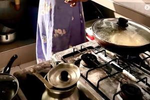 a pot on top of a stove in a kitchen at Perlas del cabo nuqui choco in Nuquí