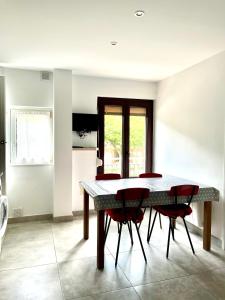 a dining room with a table and four chairs at Villa Montserrat in Bagá
