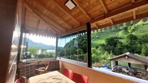 a room with a large window with a table and chairs at Umut Konaklama in Ardeşen