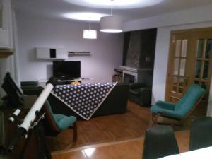 ein Wohnzimmer mit einem Raum mit einer Kamera in der Unterkunft Casa Rural La Esmeralda in Navarredonda de Gredos