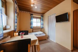 a small room with a table and a bed at Gäste-Haus Rösch in Wiesent