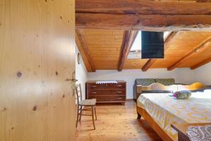 a bedroom with a bed and a wooden ceiling at Agriturismo Odorizzi in Tassullo