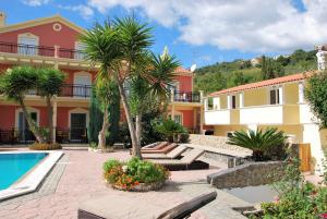 uma villa com palmeiras e uma piscina em Corfu Pearl em Liapades
