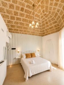 a bedroom with a white bed with a brick ceiling at B&B TORRE AZUL FRONTEMARE - Giovinazzo in Giovinazzo