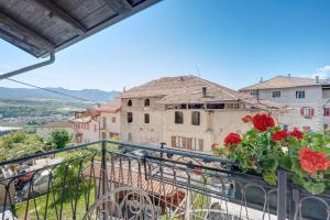 a view of a building with flowers on a balcony at Agriturismo Odorizzi in Tassullo