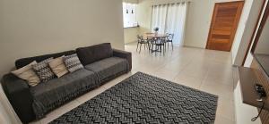 a living room with a couch and a table at Apartamento da Dani in Guaratinguetá