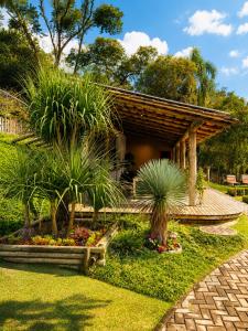 a garden with a pavilion with plants and flowers at Celeiro in Campina Grande do Sul