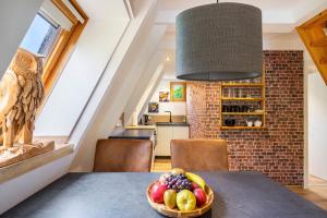 a bowl of fruit on a table in a kitchen at Ferienhaus Eulennest in Billerbeck +24 photos