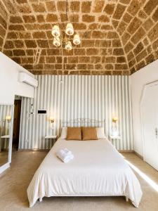 a bedroom with a large bed with a brick ceiling at B&B TORRE AZUL FRONTEMARE - Giovinazzo in Giovinazzo