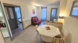 a small living room with a white table and chairs at Appart hôtel Roanne hyper centre ville in Roanne