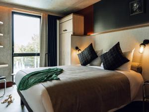 a bedroom with a large bed and a window at ibis Styles La Rochelle Centre Gare in La Rochelle