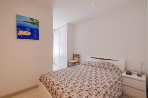 a bedroom with a bed and a picture on the wall at La Terrasse de Vidauban - Duplexe climatisé in Vidauban