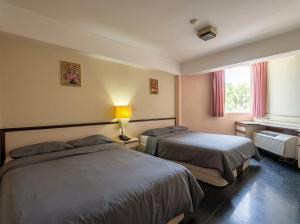 a hotel room with two beds and a window at Hotel Camino Real Valera in Valera