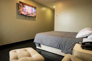 a room with a bed and a tv on the wall at Hotel Camino Real Valera in Valera