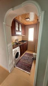 a kitchen with a washer and dryer in it at Umut Konaklama in Ardeşen