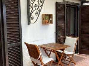 a wooden table and chairs on a patio at Dimora al Borgo Antico in Isernia +9 photos
