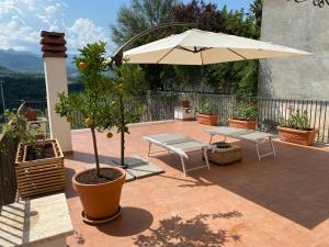 a patio with a table and an umbrella at Dimora al Borgo Antico in Isernia