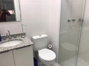 a bathroom with a toilet and a sink and a shower at PHX_812 - Apartamento 2 quartos 7 hospedes in Guarulhos